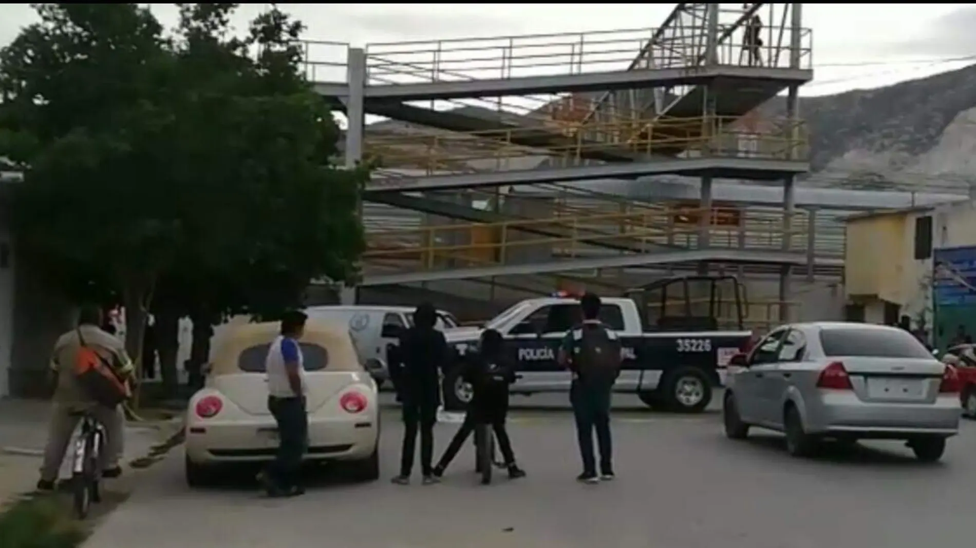 28 CAE DESDE LO ALTO DE UN PUENTE PEATONAL